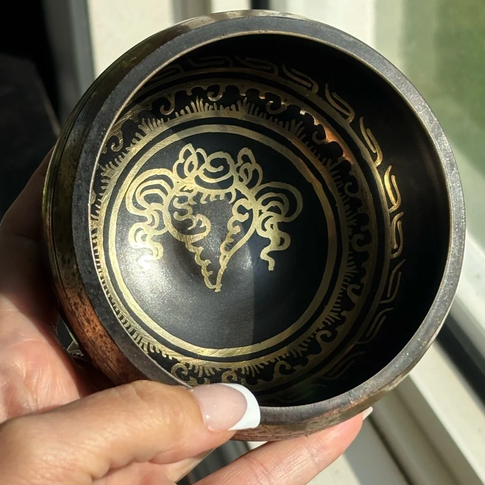 Tibetan singing bowl, often used for meditation and sound healing - Picture 7 of 10